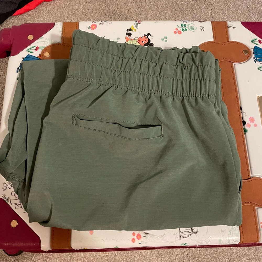 Fabletics medium windbreaker pants in olive army sage green